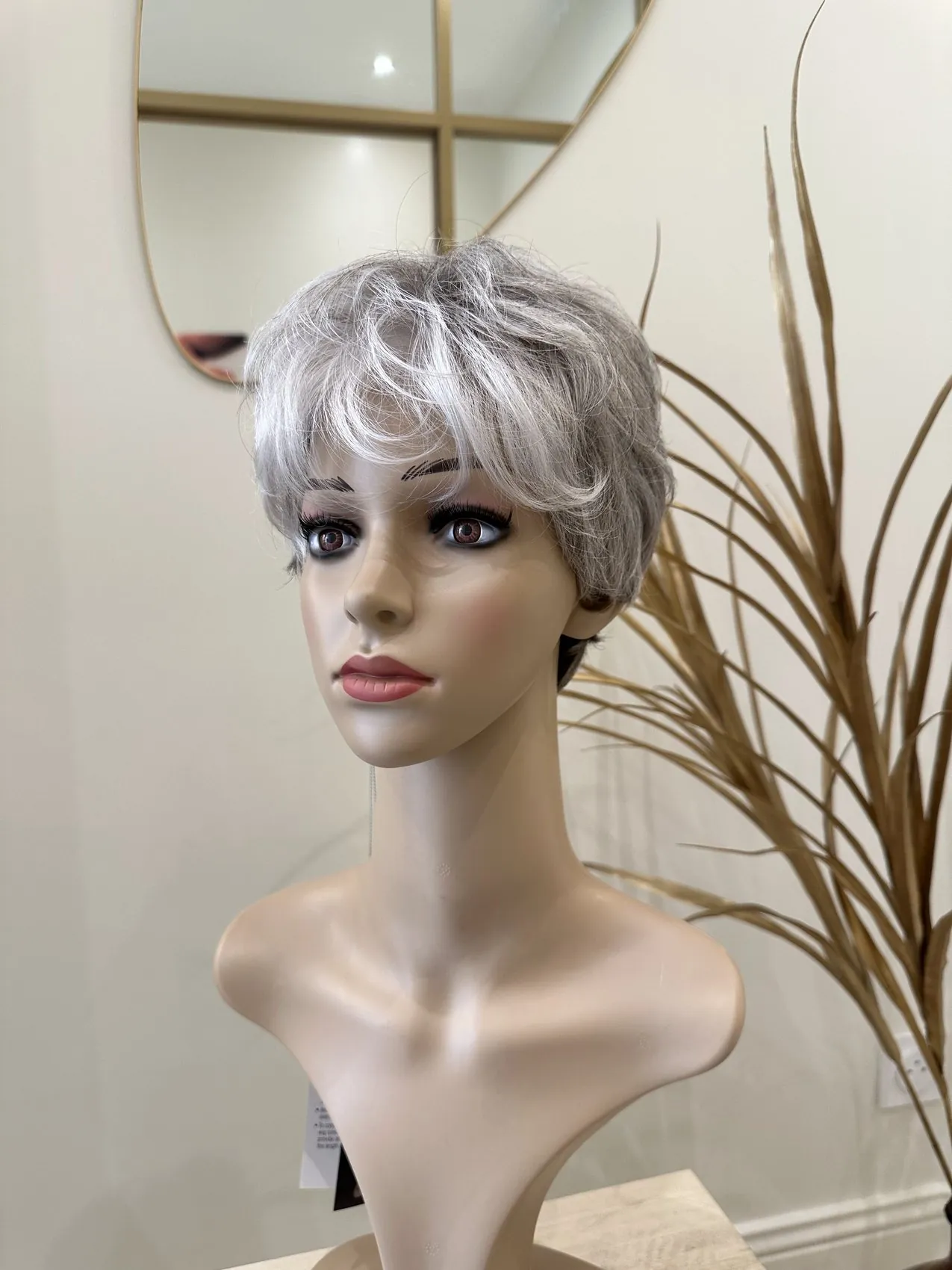 Prothèse capillaire courte, gris argenté, au salon