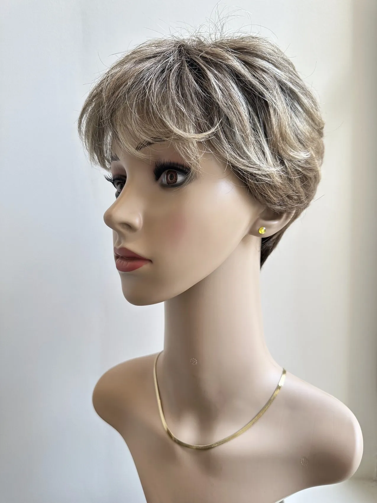Prothèse capillaire courte, blond méché