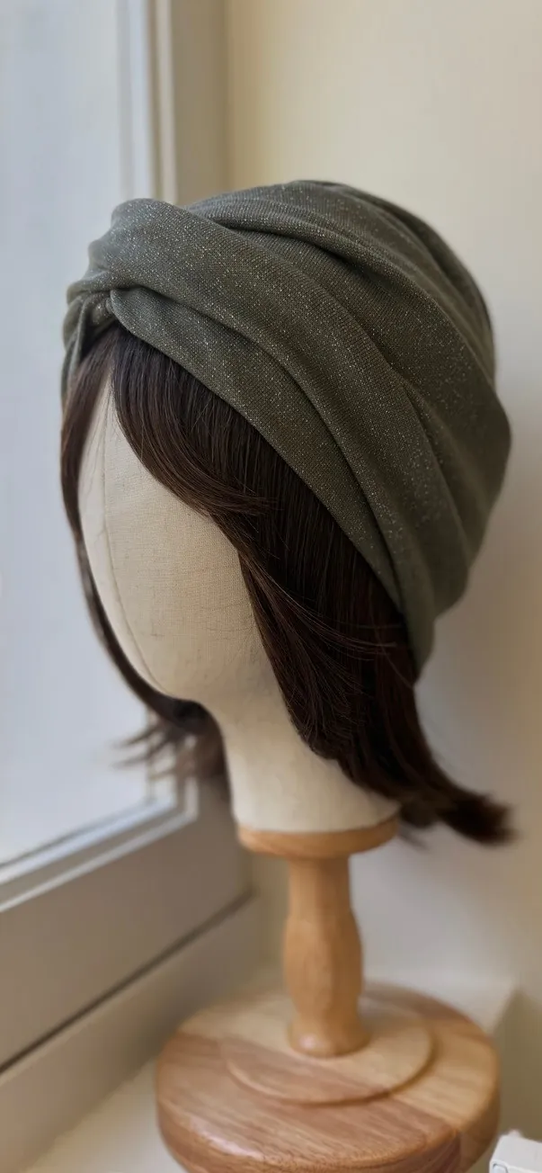 Turban kaki sur prothèse capillaire partielle